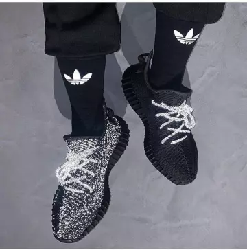 Adidas Yeezy Boost 350 V2 Static Black (Reflective) on the account Instagram of @minicrep