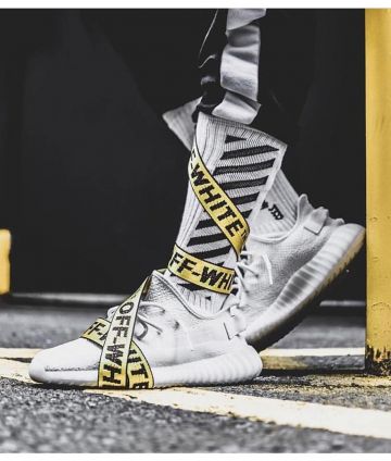 Adidas Yeezy Boost 350 V2 Cream / Triple White on the account Instagram of @minicrep