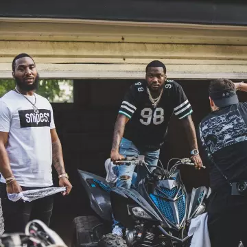 Le maillot de football américain numéro 98 porté par Meek Mill sur le compte Instagram de @meekmill