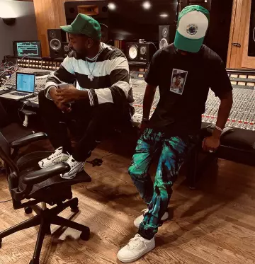 Les sneakers blanches portées par Big Sean sur le compte Instagram de @mikewillmadeit