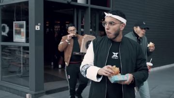 The black coat sleeve white Muso Kuso, of ICO in its clip Khalifa