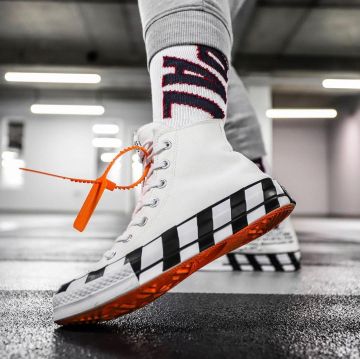 converse Chuck Taylor Off blanco usado por maxxc__ en @maxxc__ cuenta de Instagram 