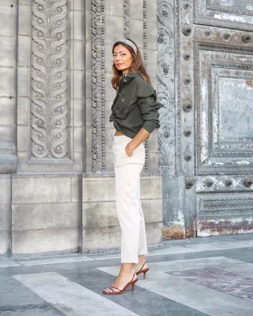 The khaki jacket of Navy on the account Instagram of @marine_breadwhite