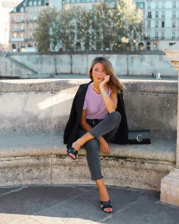 The black coat of Navy on the account Instagram of @marine_breadwhite