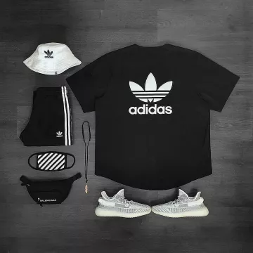 El set de Adidas y el plátano de Balenciaga en la cuenta de Instagram de @basedofhype
