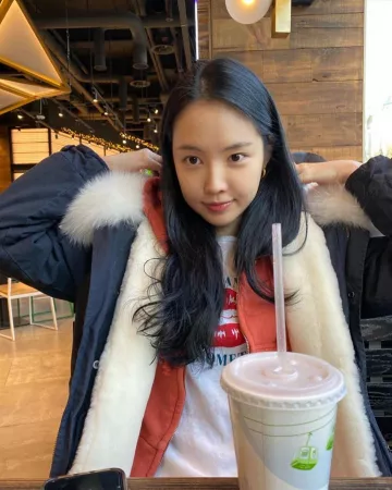 T-shirt bouche porté par Son Na-eun sur le compte Instagram de @marcellasne_