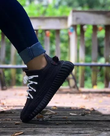 Les Adidas Yeezy Boost 350 V2 Static Black (Reflective) sur le compte Instagram de @yeezy.over.jumpman