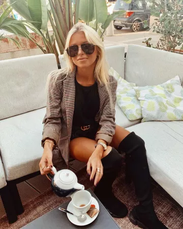 Black Leather Belt of Andrea Belver on the Instagram account @andreabelverf