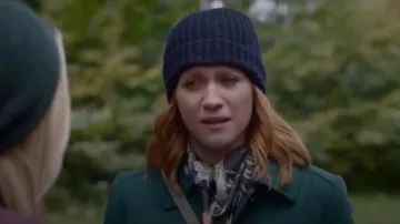 Rebecca Minkoff Tropicale Épissure Foulard porté par Julia Bechley (Brittany Snow) dans Près de Famille Saison 1 Épisode 8