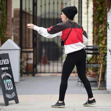 Free People Back to Basics Chunky Knit Beanie usado por Hilary Duff Alfred Coffee diciembre 14, 2019