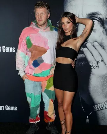 Hervé léger One-shoul­der Black Minidress of Emily Ratajkowski on the Instagram account @emrata December 14, 2019