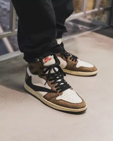 AJ1 xTravis Scott (High pair) por @footpatrol_paris en la cuenta de Instagram de @footpatrol_paris