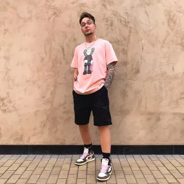 La camiseta rosa Kaws x Uniqlo Companion que lució Olivier Byre en su cuenta de Instagram @ibyre 