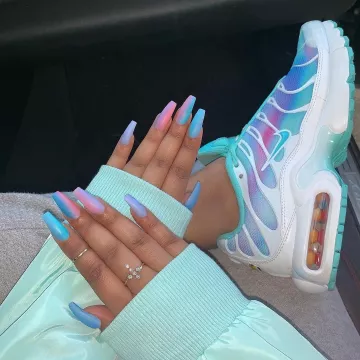 Air Max Plus TN Ultra Hyper Blue sur le compte Instagram de @sneakcorner