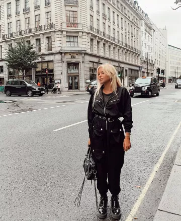 Amantes + Amigos Curtis Mono de Andrea Belver en la cuenta de Instagram @andreabelverf