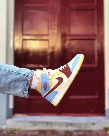 Jordan 1 Mid IS Fearless Home Chateau Red on the account Instagram of @sneakcorner