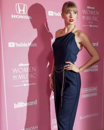 Marli Yel­low Gold Cuff Bracelet of Taylor Swift on the Instagram account @taylorswift December 13, 2019