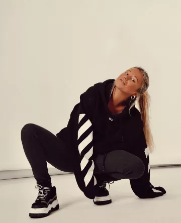 Hood­ie Black of Andrea Belver on the Instagram account @andreabelverf