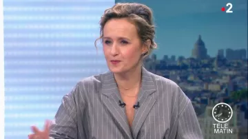 Vestido de lana virgen a rayas de Caroline Roux en Télématin