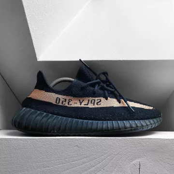 Adidas Yeezy Boost 350 V2 Core Noir Cuivre sur le compte Instagram de @everyday.supply