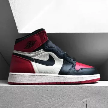 Jordan 1 Retro Bred 2016 "Prohibido" (GS) en la cuenta de Instagram de @everyday.supply