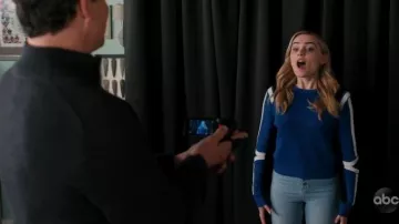 Rebecca Minkoff Bleu Stripe Manches des Pulls portés par Taylor Otto (Meg Donnelly) dans American Housewife Saison 4 Épisode 9