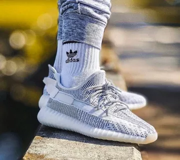 Adidas Yeezy Boost 350 V2 Static (Non-Reflective) sur le compte Instagram de @rawr.streetshop