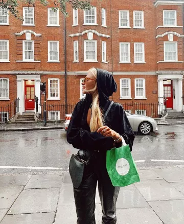 Suéter Negro de Andrea Belver en la cuenta de Instagram @andreabelverf