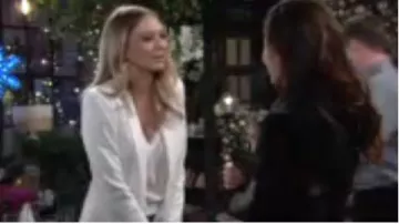 Kobi Halperin Blanc Sequin Blazer porté par Abby Newman (Melissa Ordway) comme on le voit sur les Jeunes et Les Agités du 13 décembre 2019