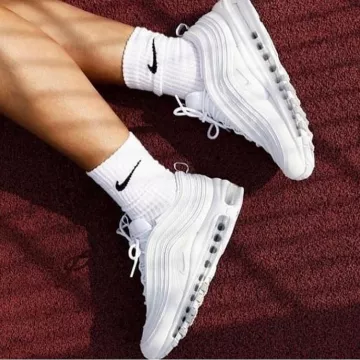Air Max 97 Triple White Wolf Grey en la cuenta de Instagram de @rawr.streetshop