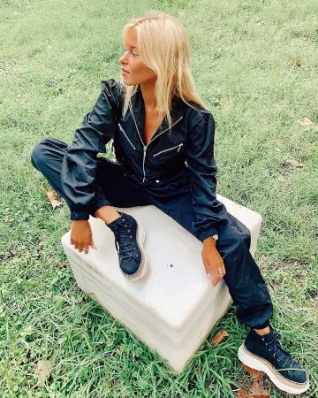 Mono Curtis de Andrea Belver en la cuenta de Instagram @andreabelverf