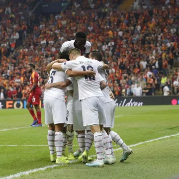 La camiseta blanca del PSG que lleva Thomas Meunier en la cuenta de Instagram de @angeldimariajm