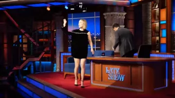 Christopher kane Mini vestido de terciopelo adornado con cristal de una manga usado por Saoirse Ronan en The Late Show with Stephen Colbert 14 de diciembre de 2019
