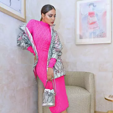 Robe rose fendi  porté par danna paola   sur le compte Instagram de @dannapaola 