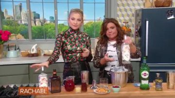 Paillettes Bomber Jacket et Noir porté par Rachael Ray sur Rachael Ray Show le 13 décembre 2019