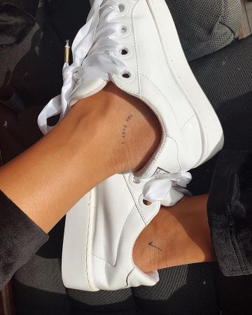 Zapatos blancos de Andrea Belver en la cuenta de Instagram @andreabelverf