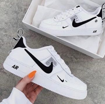 Air Force 1 Low Utility White Black en la cuenta de Instagram de @rawr.streetshop
