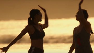 Adidas Short porté par (Monica Barbaro) dans Top Gun: Maverick