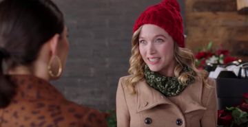 Gorro rojo de Christy Dickinson (Kelley Jakle) en Muérdago y Menorás