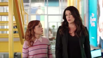 Suéter a rayas rosas de Zoey (Jane Levy) en Zoey's Extraordinary Playlist (Temporada 1)