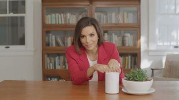 Camiseta blanca de Eva Longoria en la cuenta de Instagram de @evalongoria