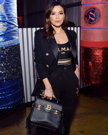 Bolso negro de Eva Longoria en la cuenta de Instagram de @evalongoria