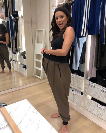 Camiseta negra sin mangas de Eva Longoria en la cuenta de Instagram de @evalongoria