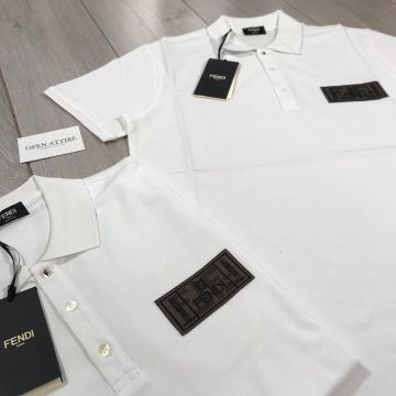 Polo blanco Fendi en la cuenta de Instagram de @open_attireuk