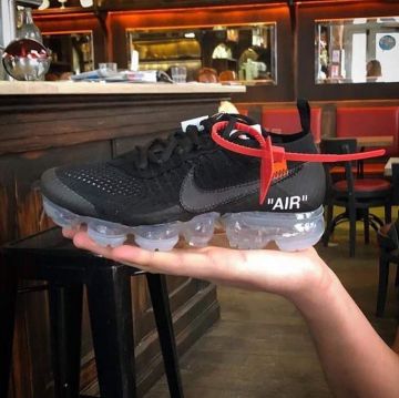 Les Air VaporMax Off-White Black sur le compte Instagram de @sneakersavenue94