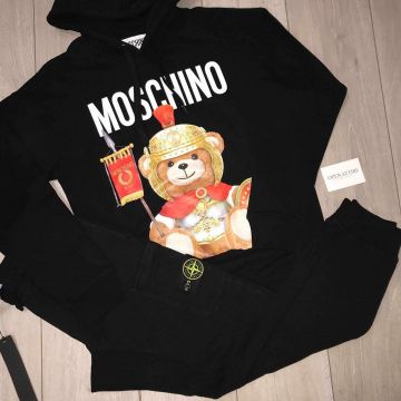 Moschino Black Hoodie sur le compte Instagram de @open_attireuk
