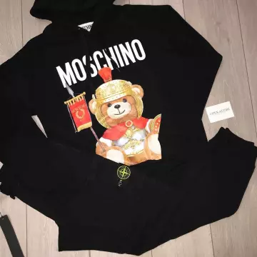 Moschino Black Hoodie sur le compte Instagram de @open_attireuk