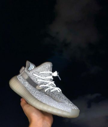 El Adidas Yeezy Boost 350 V2 Static Reflective en la cuenta de Instagram de @_sneakersavenue