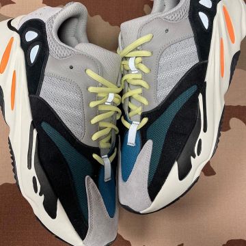 Adidas yeezy 700 usada por los relojeros en la cuenta de Instagram de @clockers_paris 