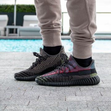 Adidas Yeezy Boost 350 V2 Yecheil (No reflectante) en la cuenta de Instagram de @yankeekicks